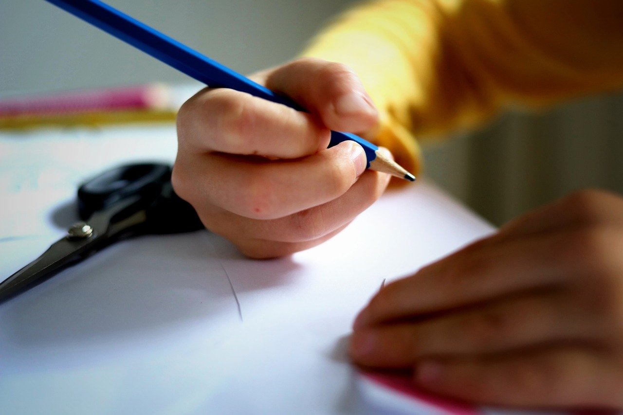 entdecken sie effektive strategien zur bewältigung von schulstress. erfahren sie, wie sie ihre zeit besser organisieren, prüfungsangst reduzieren und ein ausgewogenes verhältnis zwischen schule und freizeit erreichen können.