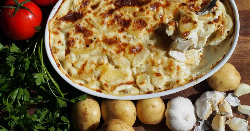Kartoffelgratin mit Fleisch und Gemüse im Ofen