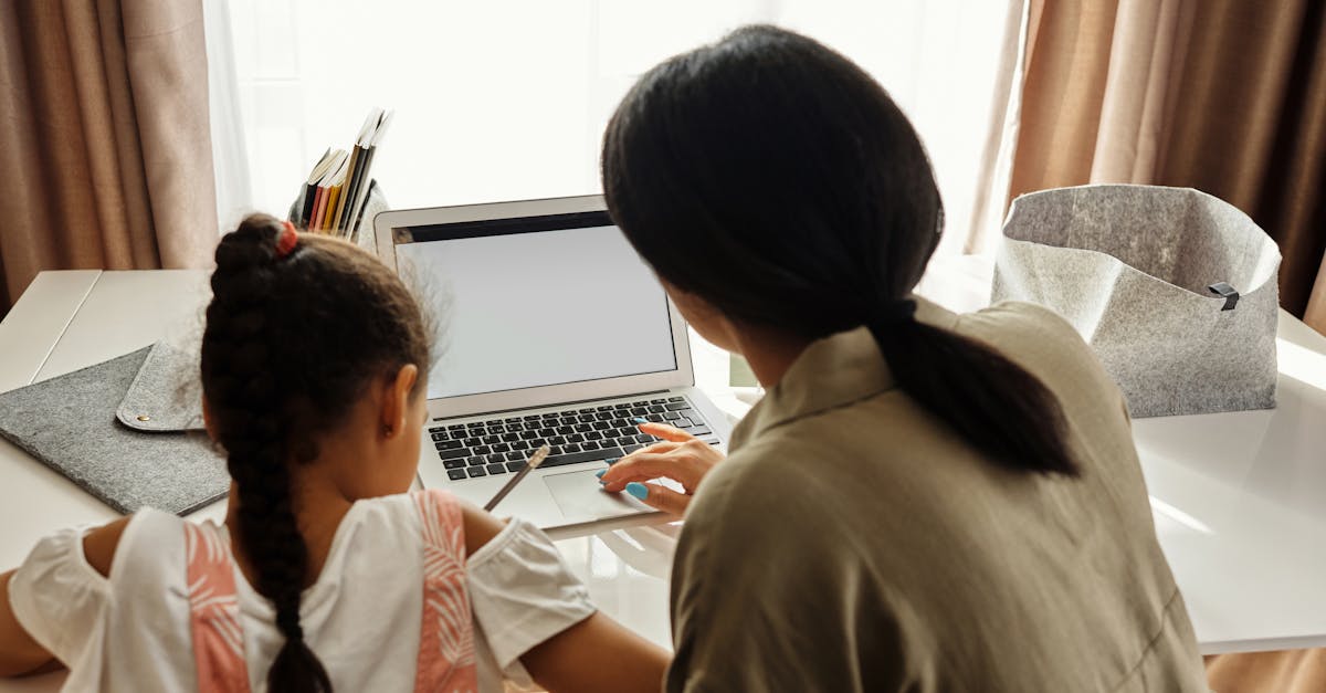 Elternecke: Wie Sie Ihre Kinder bei der Hausaufgabenbetreuung unterstützen